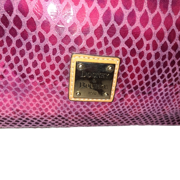 💜💯Authentic Dooney & Bourke Faux Snakeskin Embossed Hobo Bag💜 - Picture 4 of 16